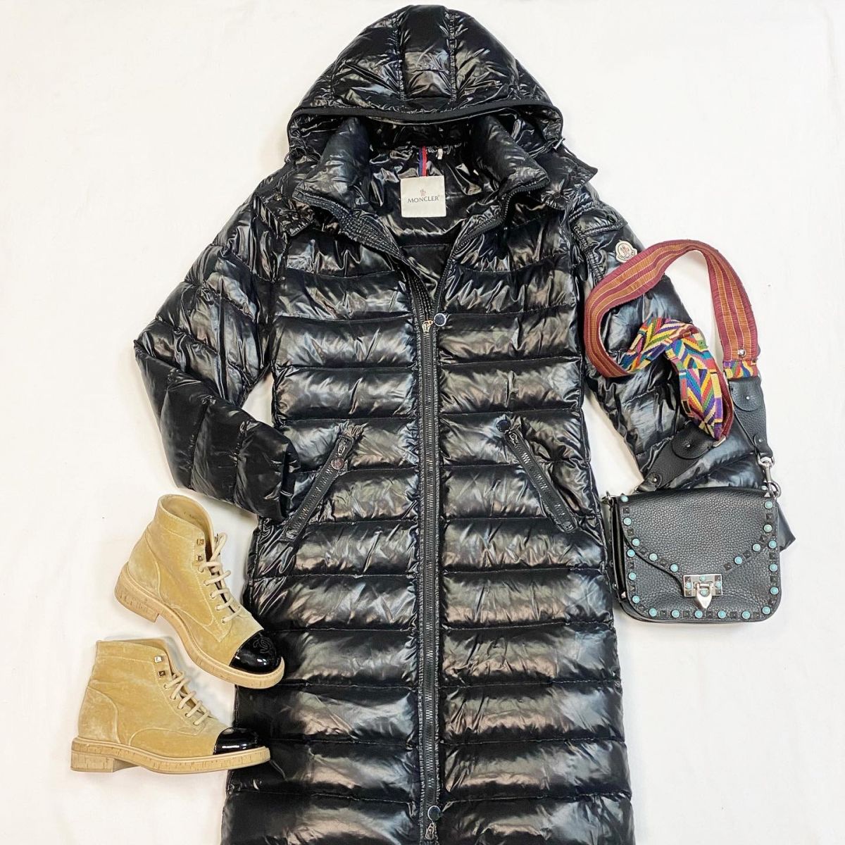 Пуховик Moncler размер 2 цена 26 155 рубБотинки Chanel размер 37 цена 38 463 рубСумка Valentino