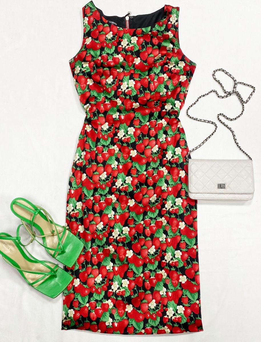 Платье Dolce Gabbana размер 42 цена 15 655 руб
Босоножки Bottega Veneta размер 40 цена 23 483 руб
Сумочка Chanel