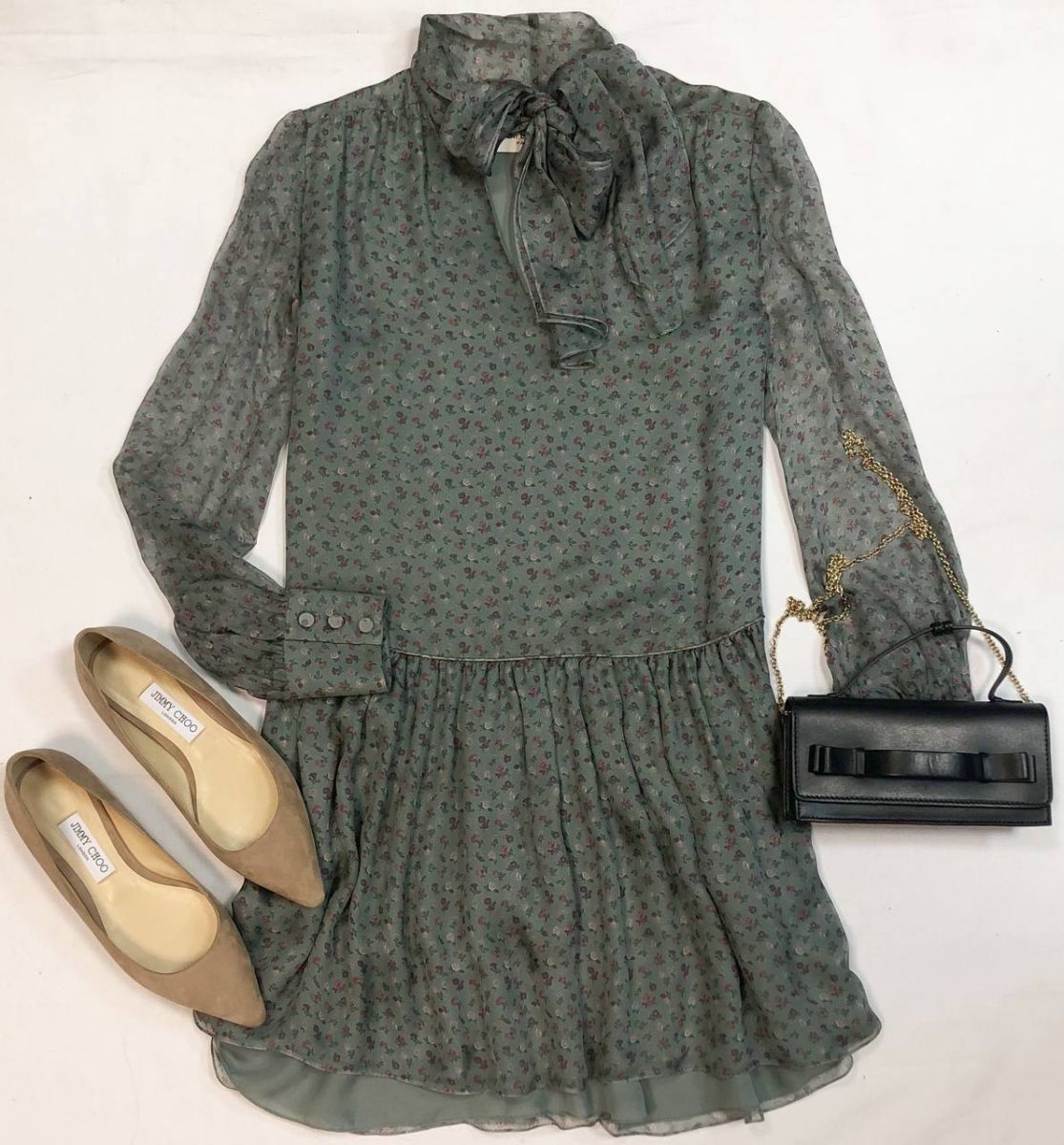 Платье Saint Laurent размер 38 цена 23 078 рубБалетки Jimmy Choo размер 39 цена 15 385 рубСумка Red Valentino