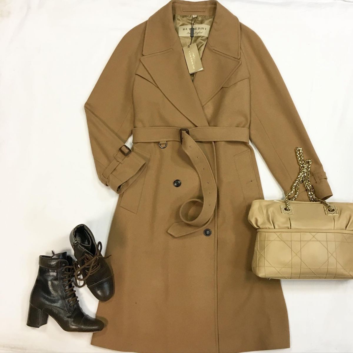 Пальто Burberry размер 46 цена 30 770 руб Ботильоны Miumiu  размер 38.5 цена 18 462 руб Сумка Dior 