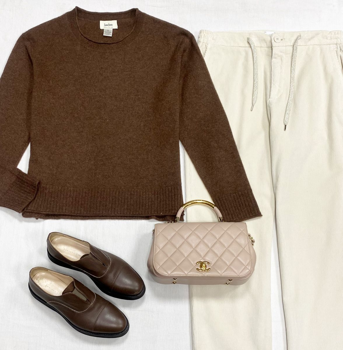Кофта/ кашемир/ Neiman Marcus размер M цена 9 393 руб
Брюки / вельвет/ Eleventy размер 42 цена 15 655 руб
Ботинки Fabiana Filippi размер 37 цена 10 959 руб
Сумка Chanel