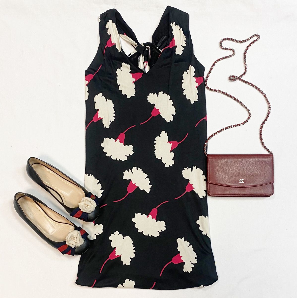 Платье Moschino размер 40 цена 4 616 руб
Балетки Gucci размер 37.5 цена 15 385 руб
Сумка Chanel 