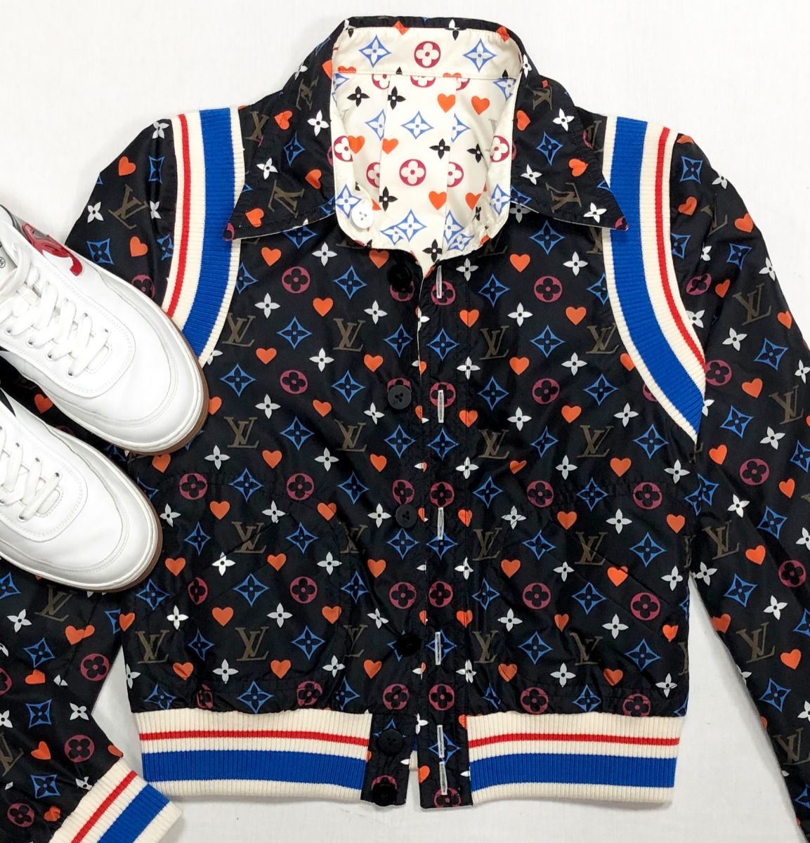 Ветровка /двухсторонняя/ Louis Vuitton размер 38 цена 78 275 руб
Кеды Chanel размер 38 цена 46 965 руб