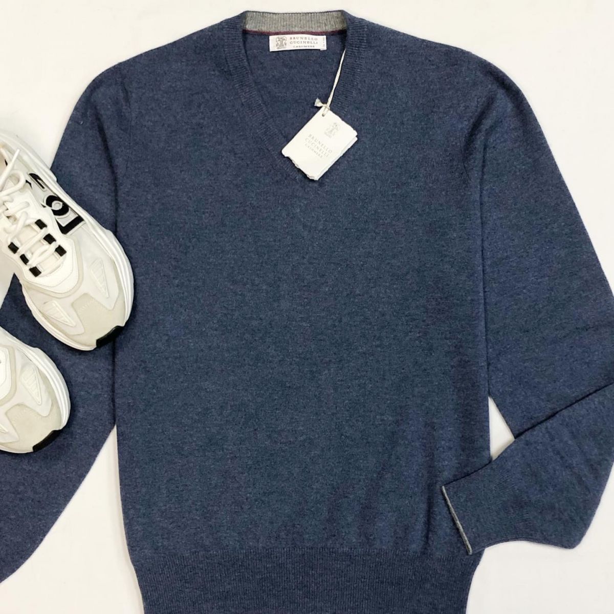 Кофта Brunello Cucinelli размер 44 цена 30 770 руб/с биркой/ Кроссовки Dolce Gabbana размер 38 цена 30 770 руб