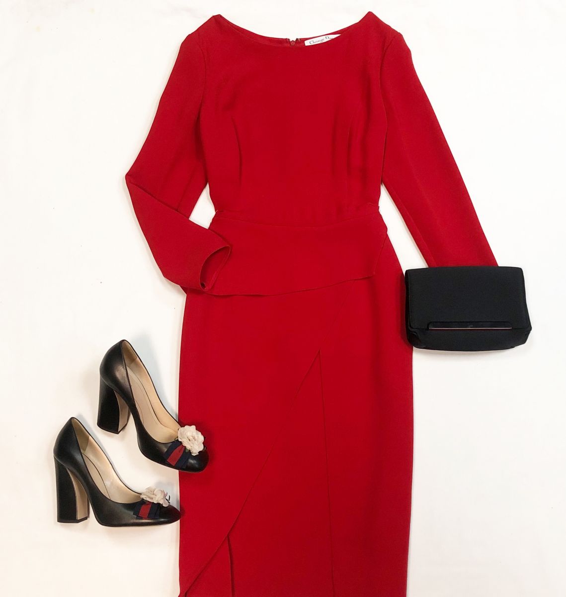 Платье Dior размер 40 цена 30 770 руб
Туфли Gucci размер 38.5 цена 23 077 руб
Клатч Louboutin