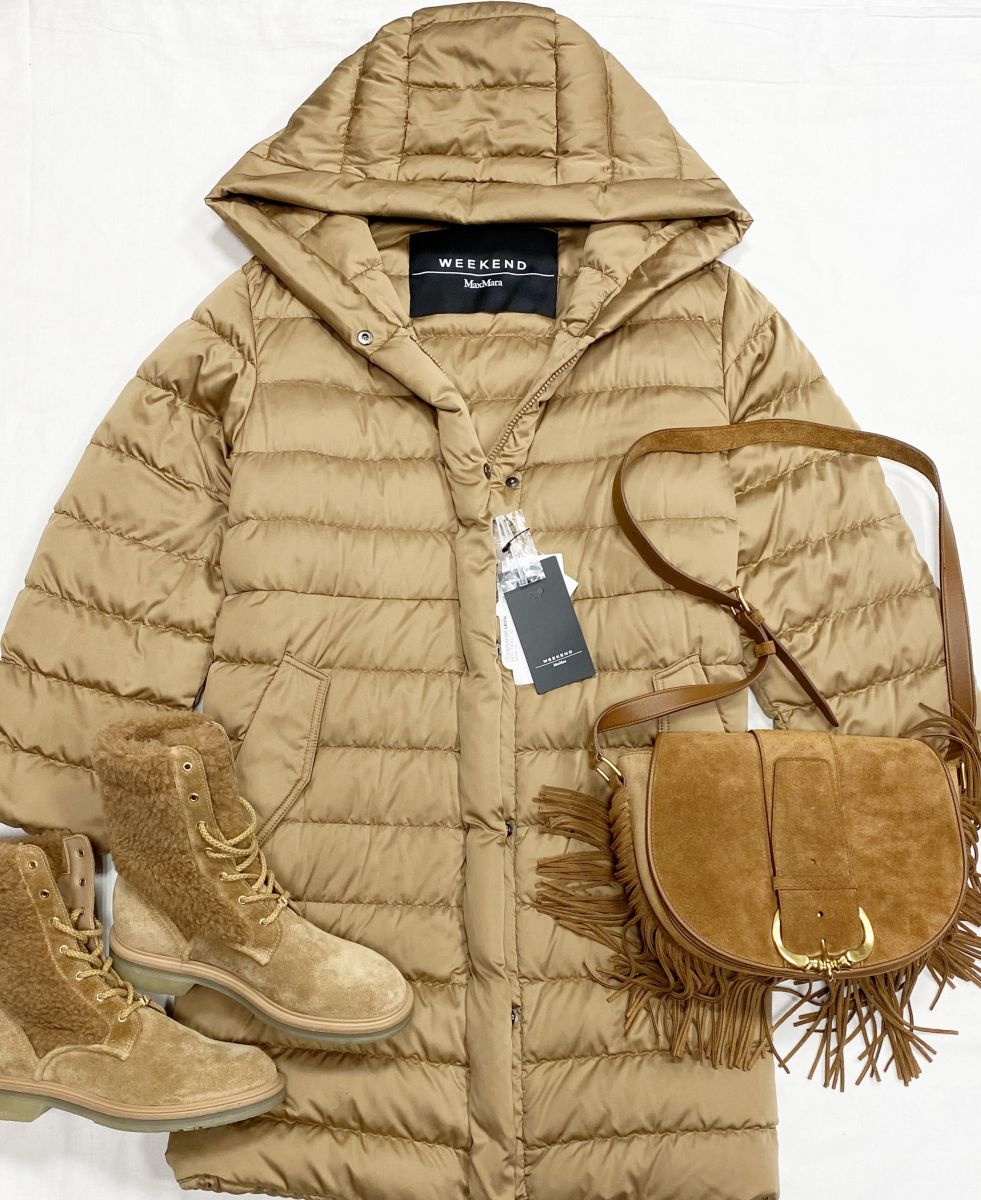 Пальто Weekend/ Max Mara размер 40 цена 31 310 руб
Ботинки Max Mara размер 37.5 цена 23 483 руб
Сумка Celine 