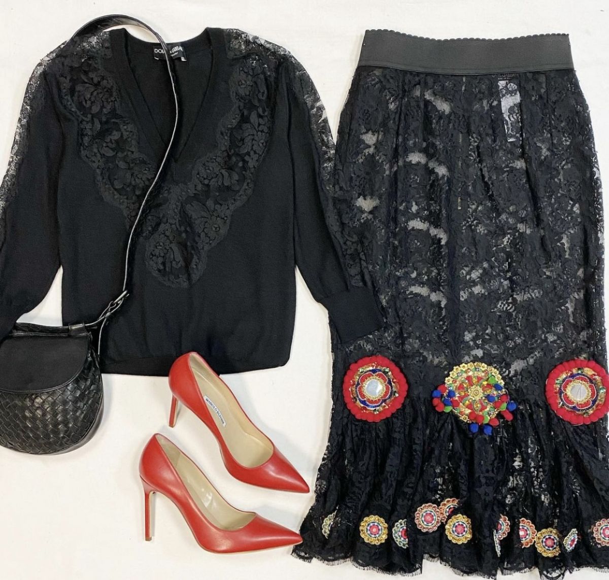 Юбка/кружево/ камни/ декоративные элементы/ Dolce Gabbana размер 38 цена 23 078 рубКофта Dolce Gabbana размер 38 цена 7 693 рубТуфли Manolo Blahnik размер 39.5 цена 30 770 рубСумка Bottega Veneta