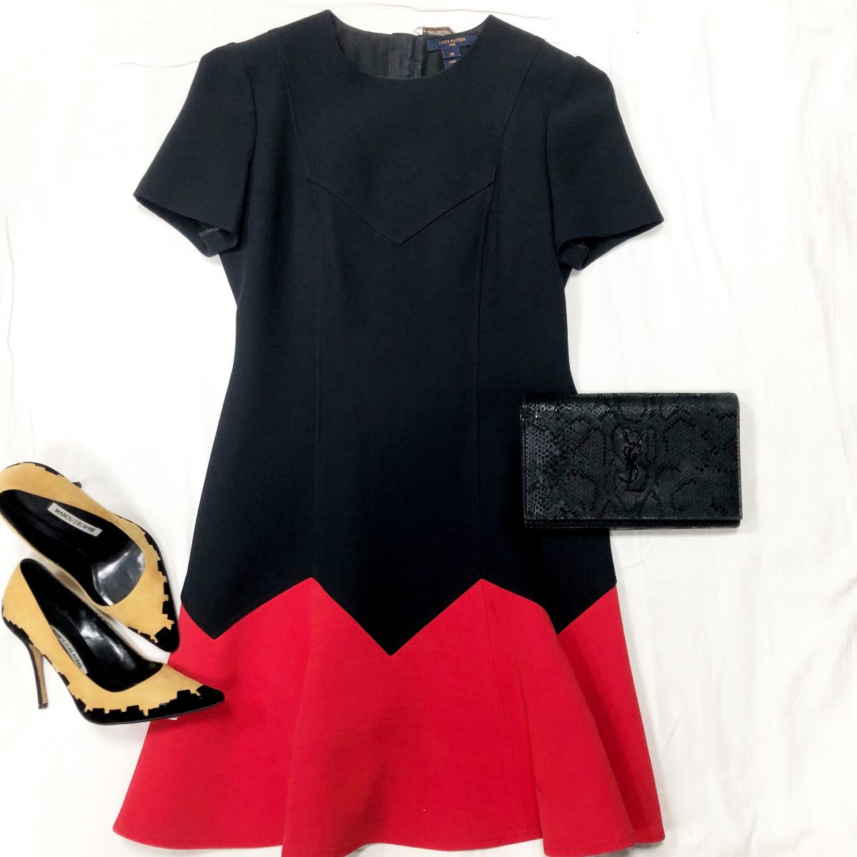 Платье Louis Vuitton размер 38
Цена 23 483 руб 
Туфли MANOLO BLACHNIK размер 36 цена 18 786 руб 
Клатч SAINT LAURENT