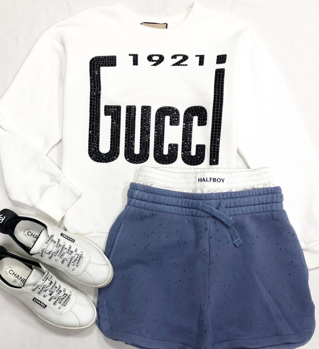 Толстовка  Gucci размер XXS цена 31 310 руб
Шорты Halfboy размер S цена 4 697 руб
Кеды Chanel размер 39 цена 78 275 руб
