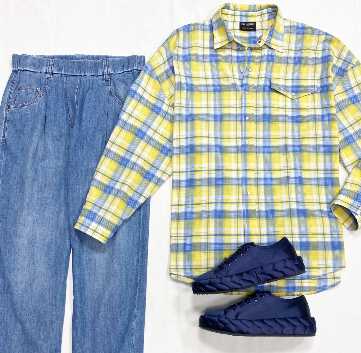 Джинсы размер 40 цена 46 965 руб
Рубашка The Lumiere Couture размер M цена 10 959 руб
Кроссовки Dolce Gabbana размер 41 цена 23 483 руб