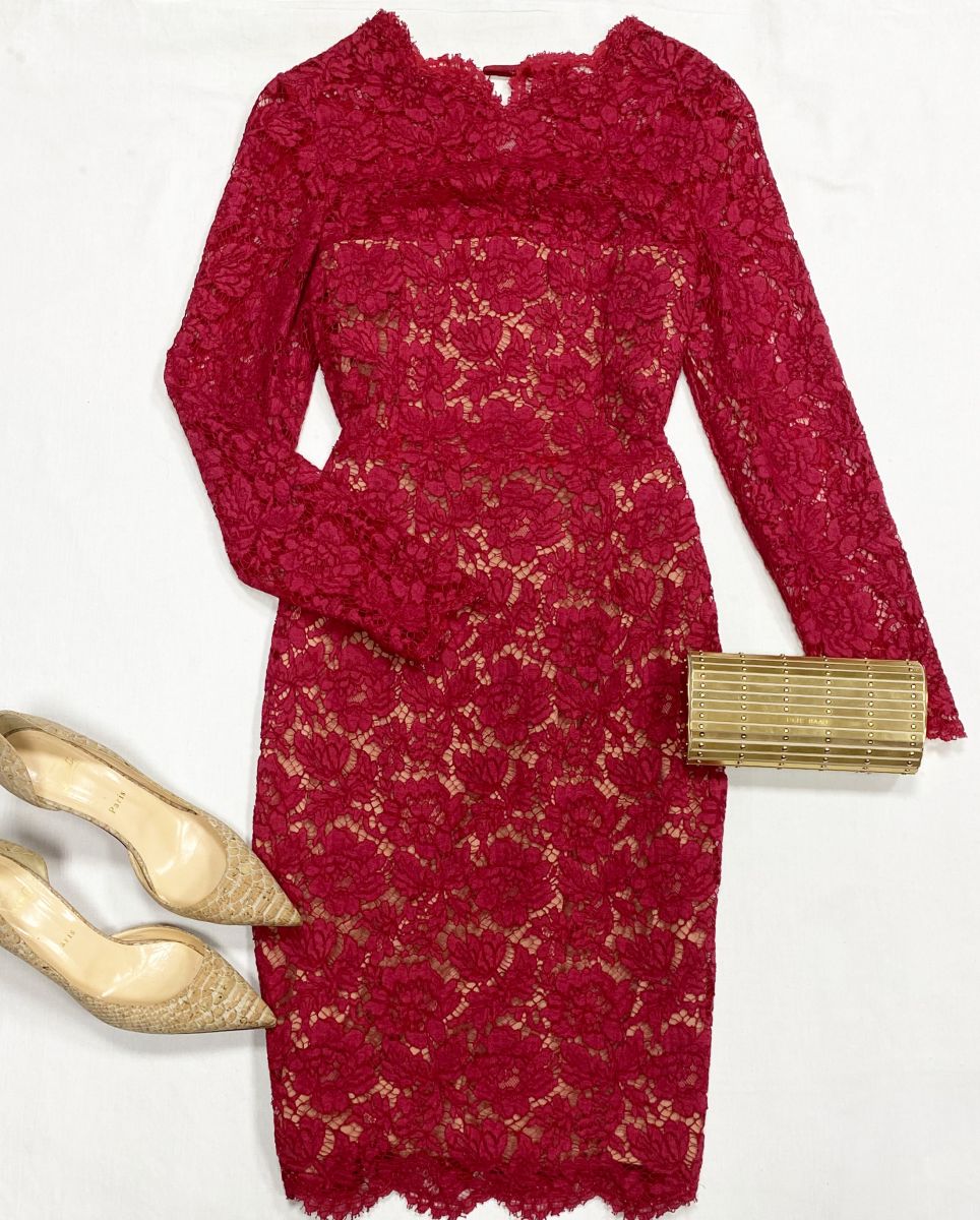 Платье Valentino размер 40 цена 15 385 руб
Туфли Louboutin размер 40.5 цена 30 770 руб
Клатч Elie Saab 