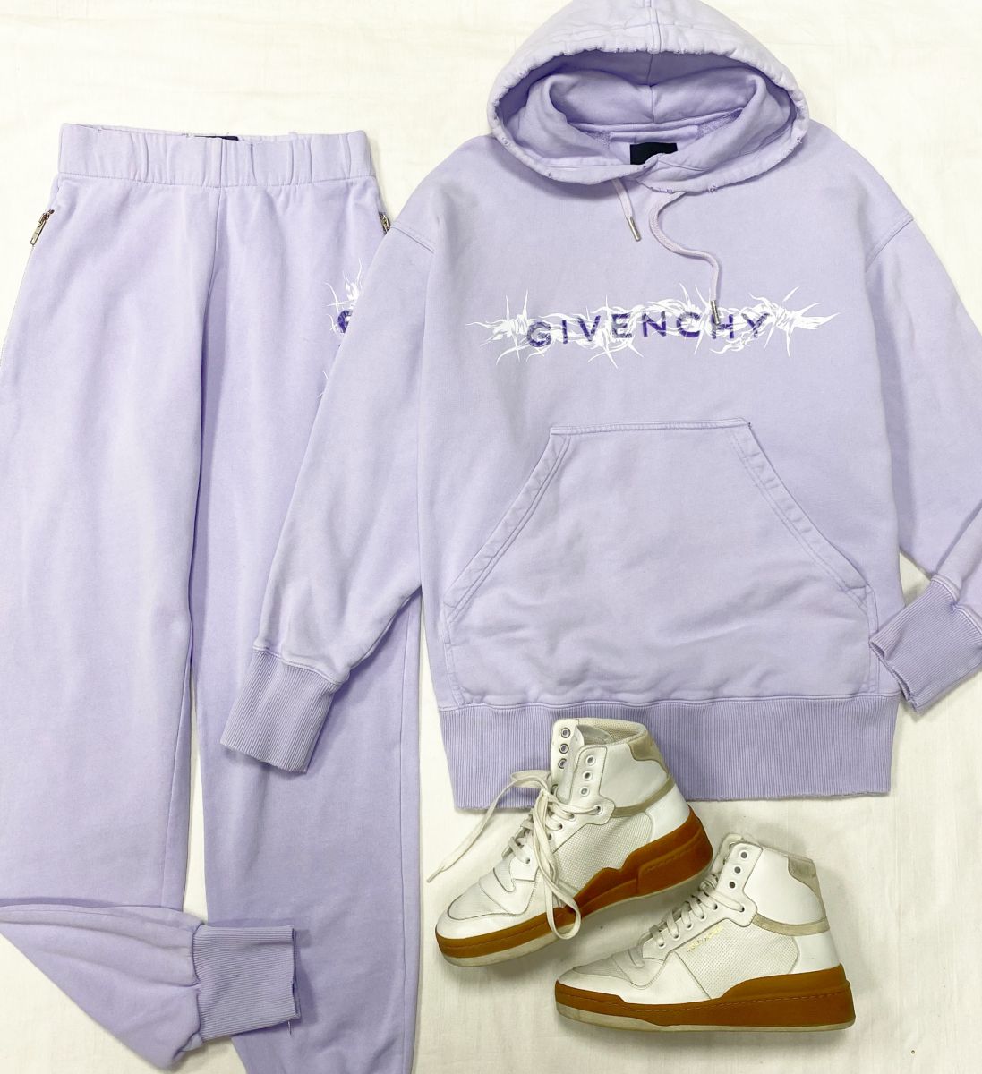 Костюм Givenchy размер XXS цена 39 138 руб Кеды Saint Laurent размер 37 цена 23 483 руб