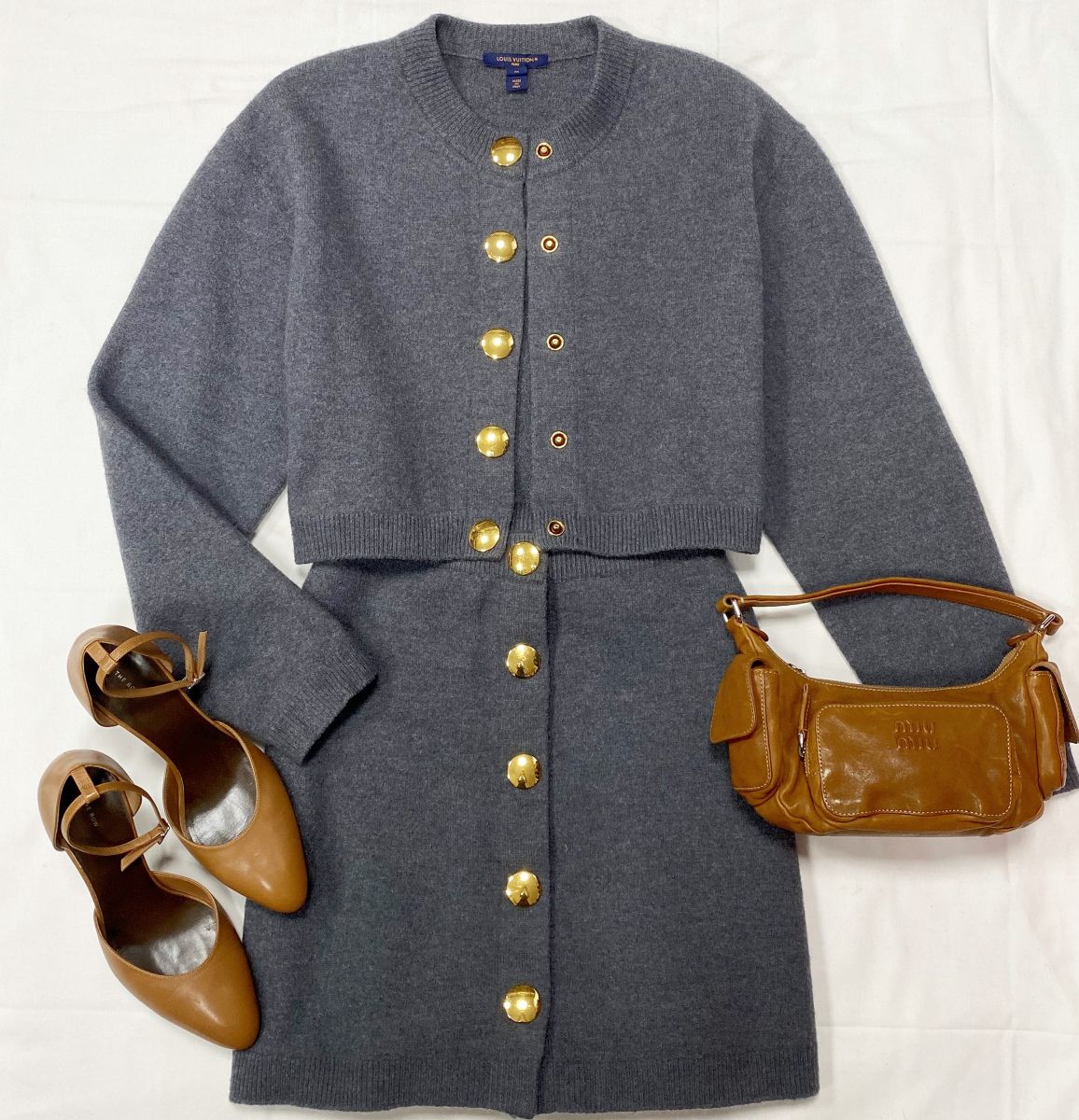 Костюм Louis Vuitton размер M цена 46 965 руб Туфли The Row размер 40 цена 46 965 руб Сумка Miu Miu