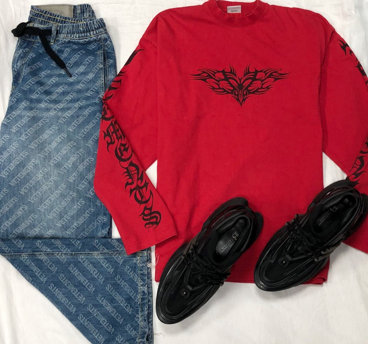 #MECHTAMEN 
Толстовка VETEMENTS размер S цена 15 655 руб 
Джинсы VETEMENTS размер XL цена 10 959
Руб 
Кроссовки BALMAIN размер 12/13/46
Цена 31 310 руб