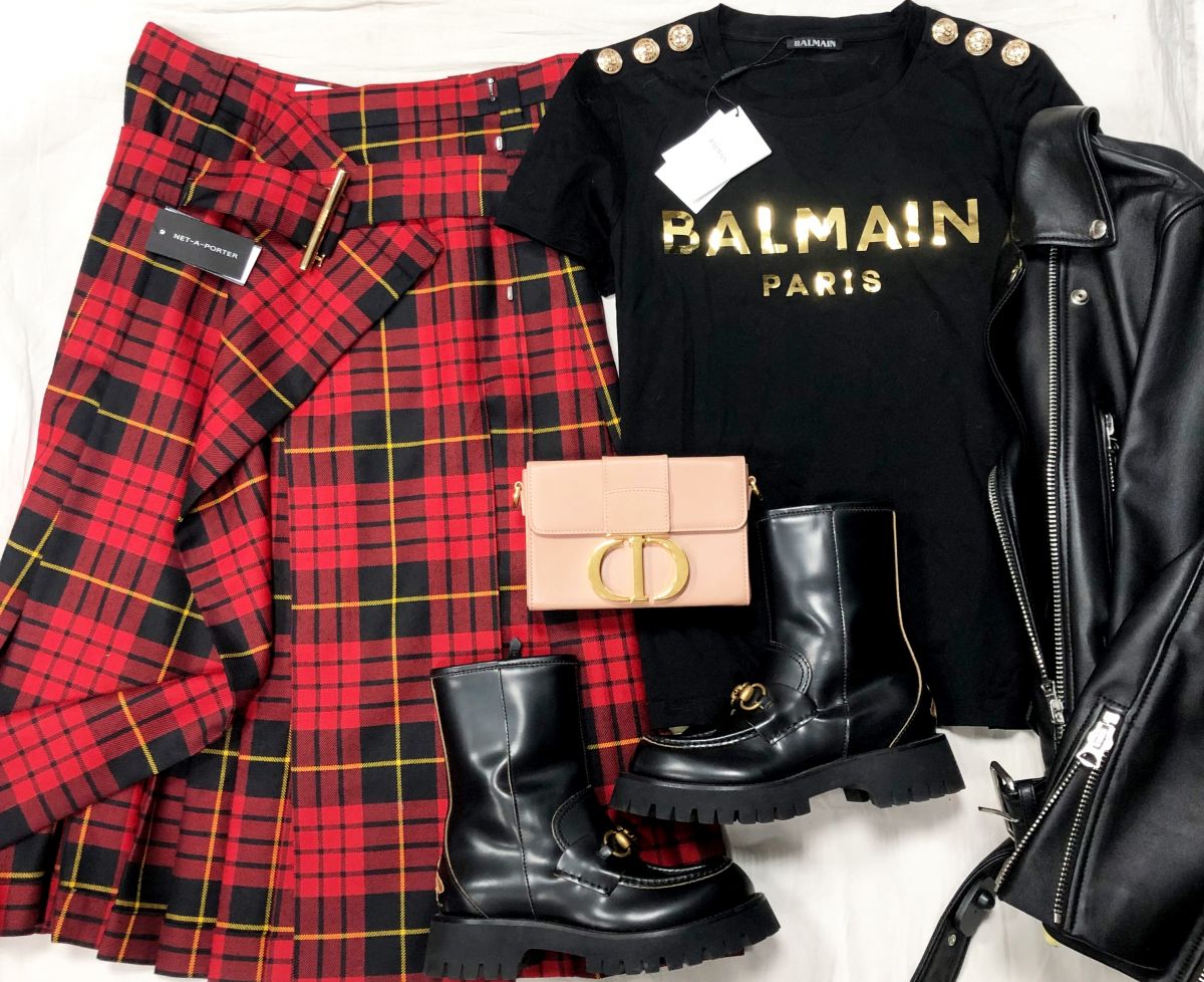 Футболка BALMAIN размер S цена 15 655 руб /новая с ценником/ 
Юбка Alexander Macqeen размер 42 цена руб 
/новая с ценником/ 
Сумочка Christian Dior