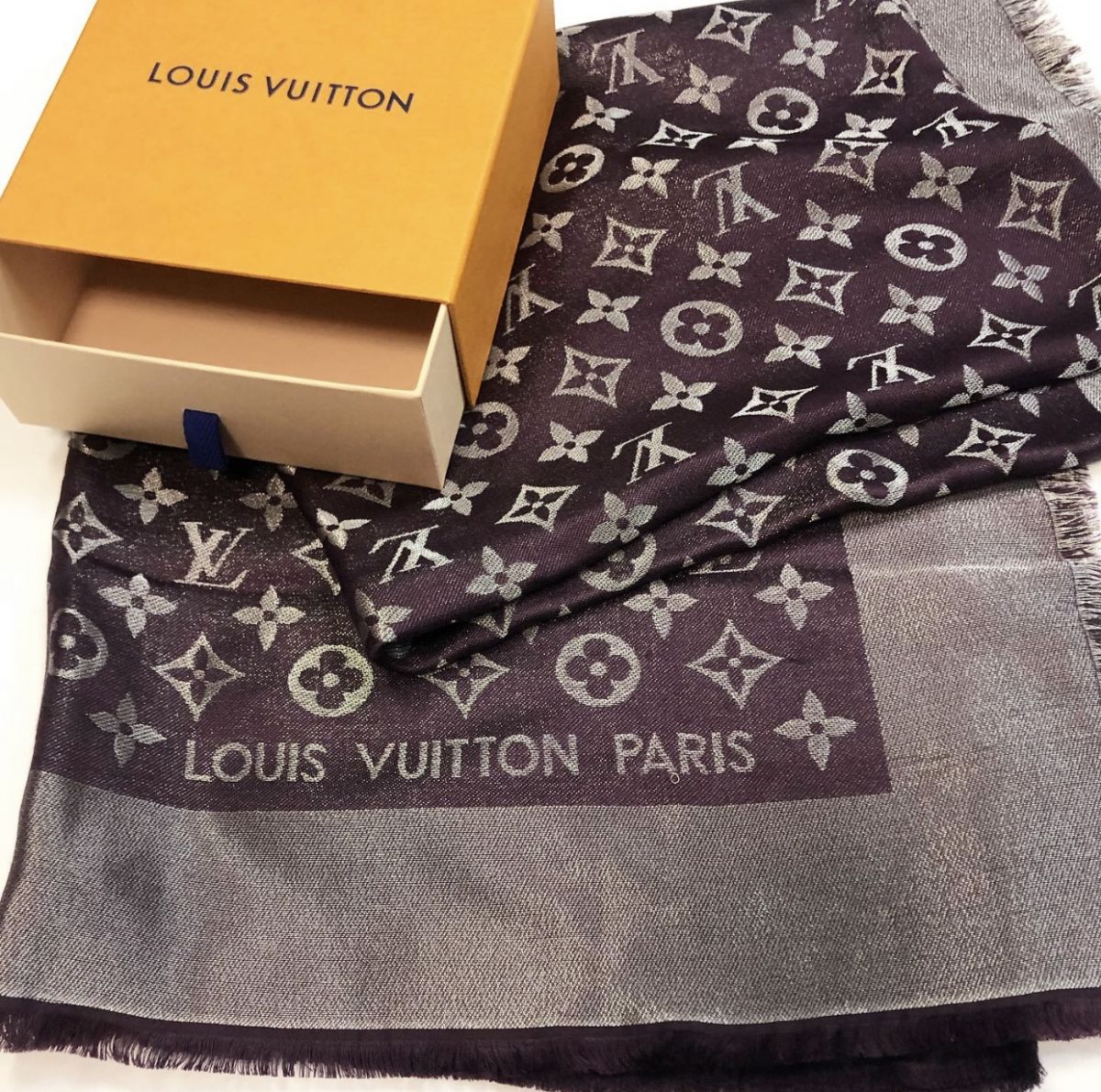 Палантин /люрекс/ Louis Vuitton размер 140/140 цена 23 078 руб /в коробке/ 