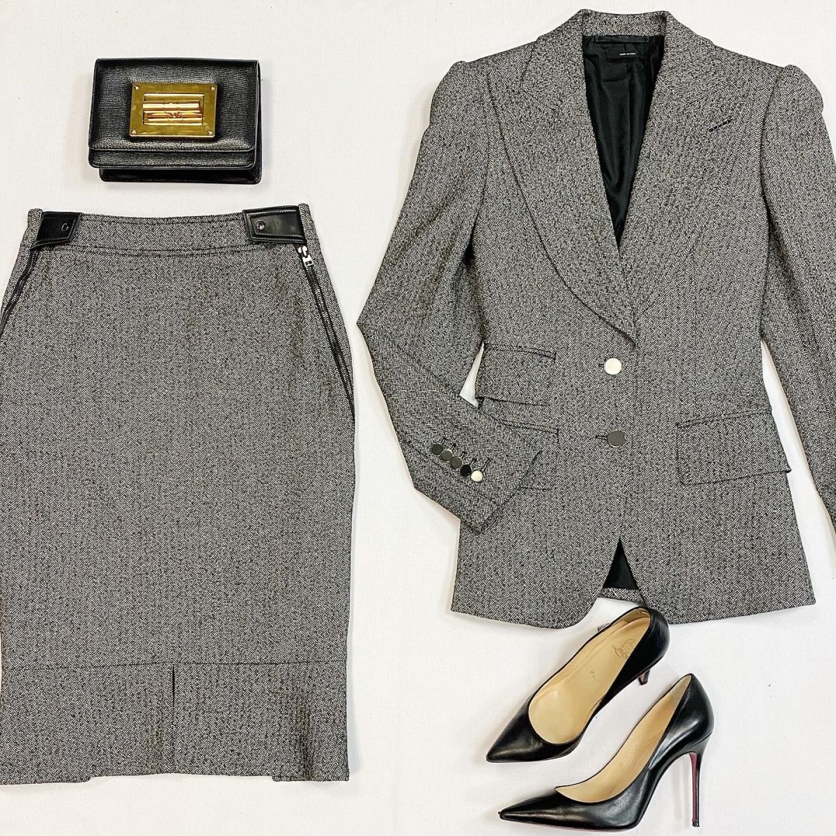 Костюм Tom Ford размер 36 цена 30 770 рубТуфли Louboutin размер 37.5 цена 7 693 рубСумка Tom Ford