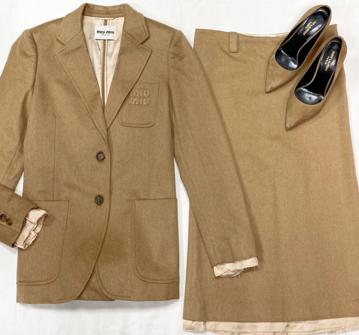 Костюм / жакет + юбка / Miu Miu размер 38 цена 78 275 руб 
Туфли Saint Laurent размер 39 цена 26 614 руб