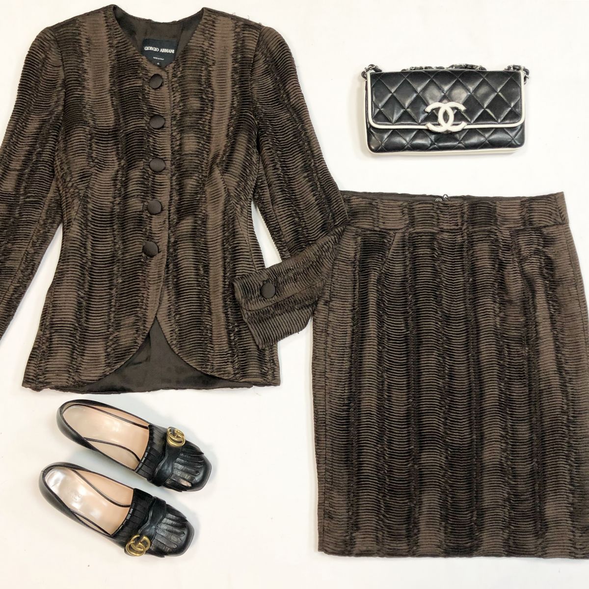 Костюм Armani размер 42 цена 1 539 рубТуфли Gucci размер 38 цена 23 078 рубСумка Chanel