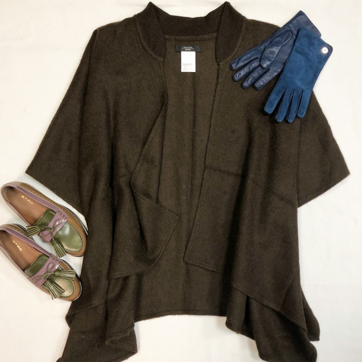Пончо Max Mara цена 7 693 рубЛоферы Etro размер 36 цена 18 462 рубПерчатки Loro Piana размер M цена 38 463 руб