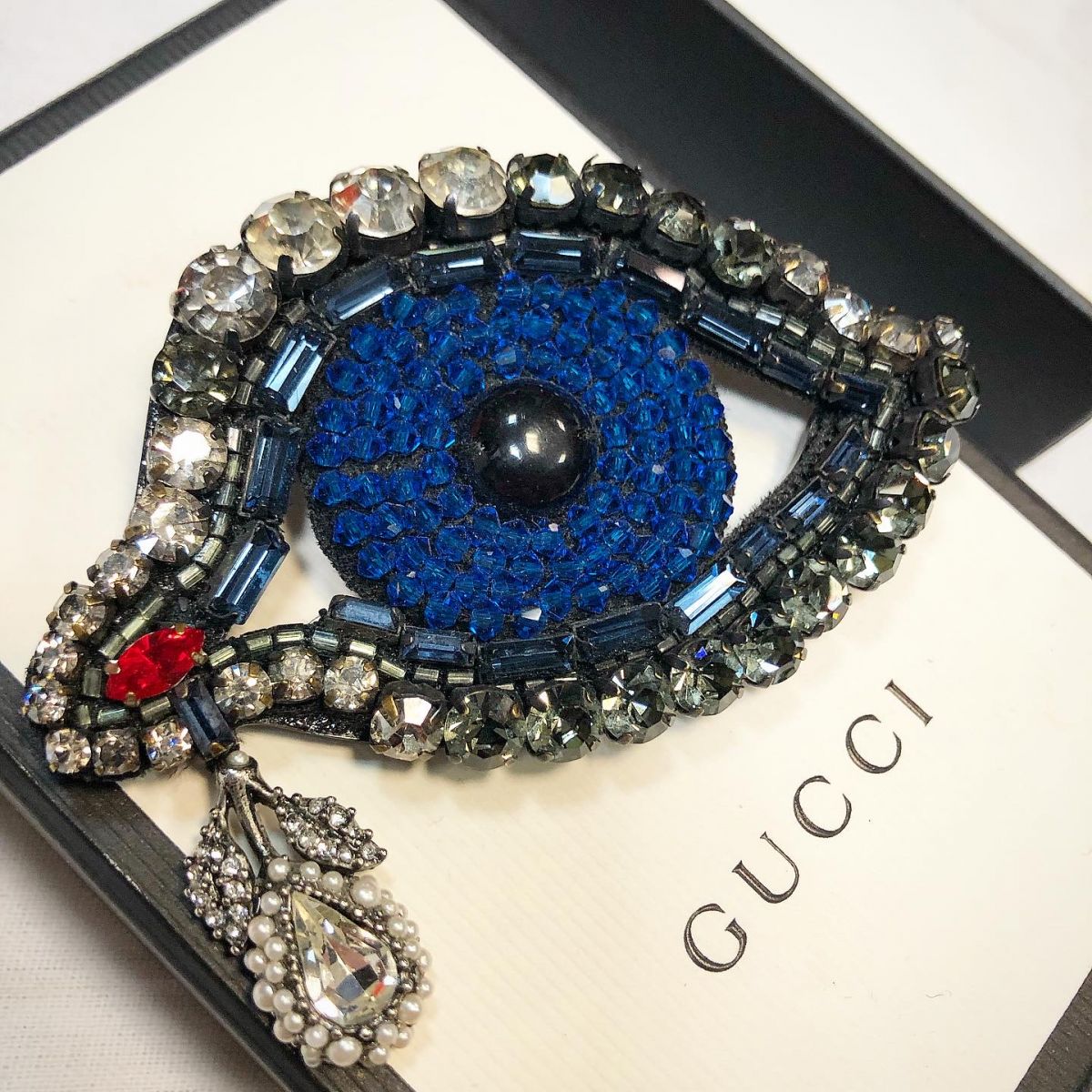 Брошка Gucci цена 15 385 руб 