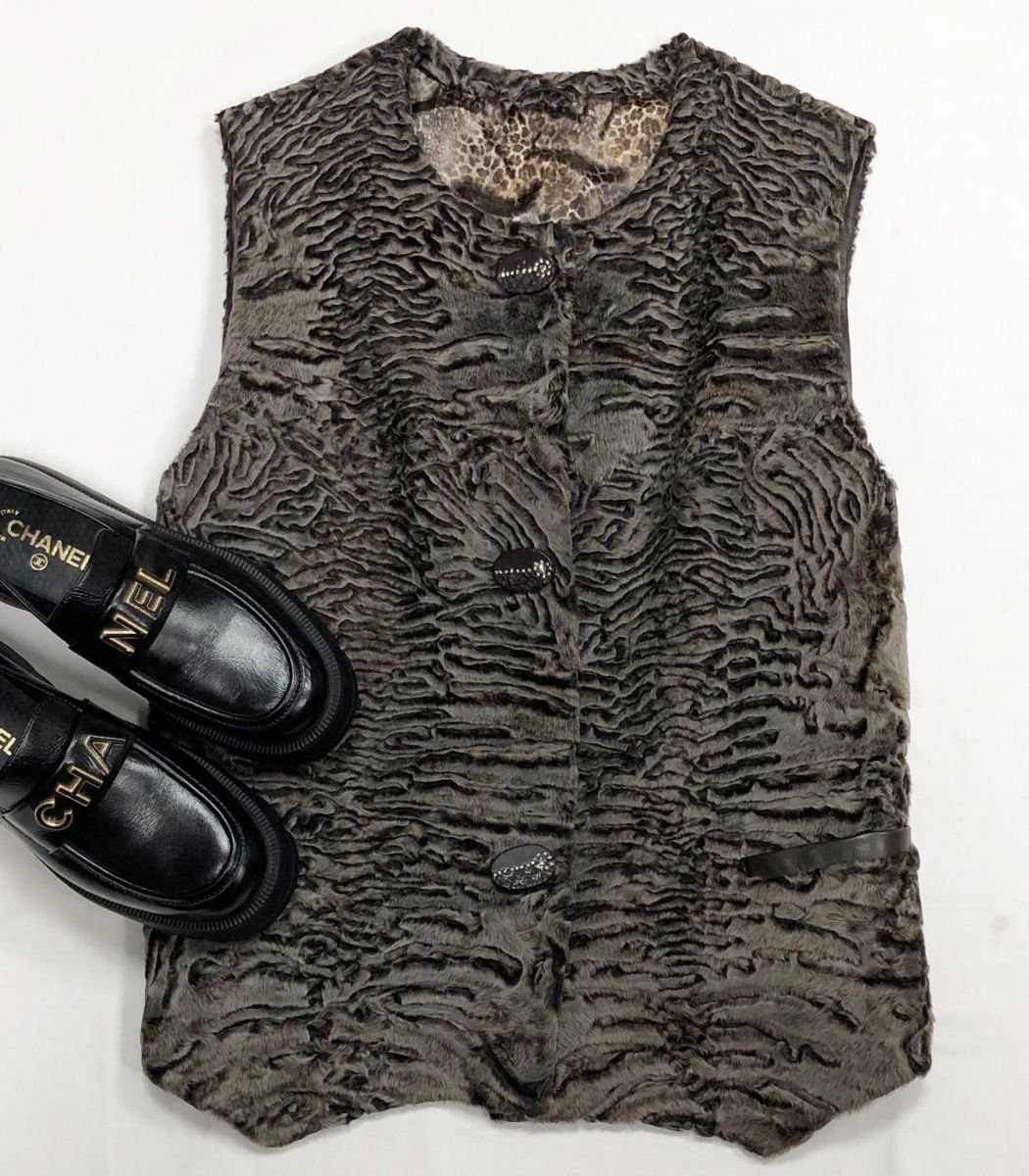 Жилет/каракул/ размер M цена 46 965 руб
Лоферы Chanel размер 39 цена 109 585 руб