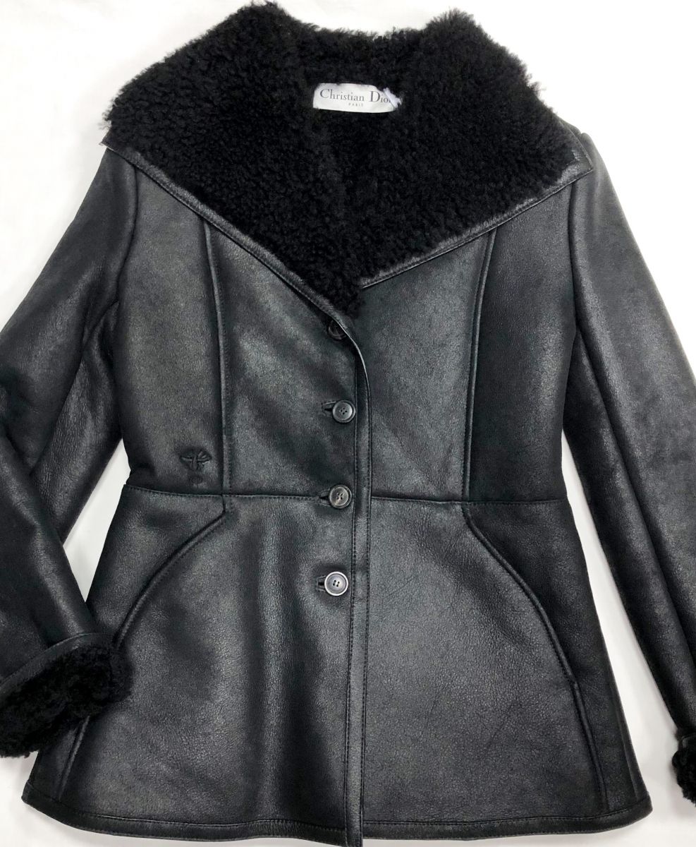 Дублёнка Christian Dior размер 40 цена 125 240 руб
Ботинки Alaïa размер 39.5 цена 23 483 руб