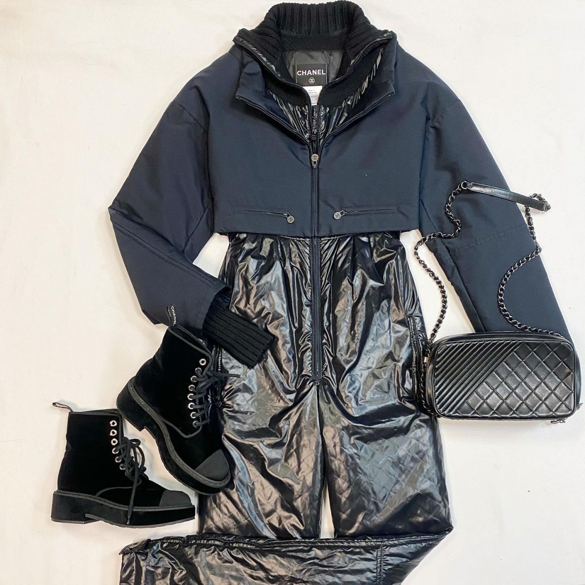 Костюм Комбинезон + Куртка Chanel размер 38 цена 153 847 рубБотинки Chanel размер 37. 5 цена 53 847 рубСумка Chanel