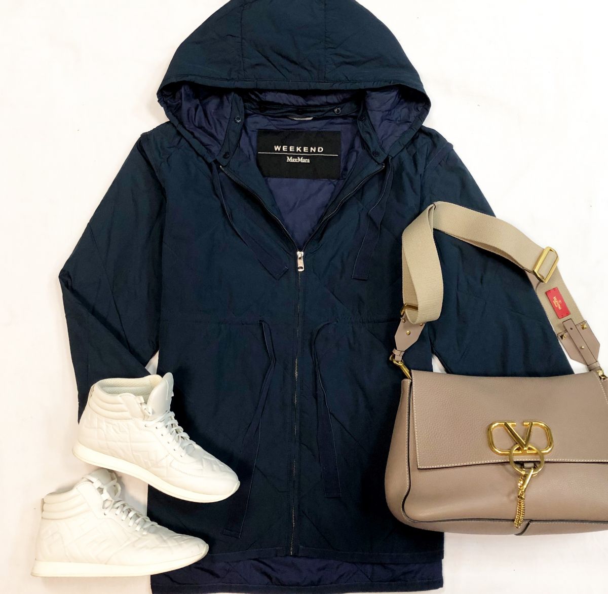 Куртка/трансформер/ Max Mara размер 44 цена 15 385 рубКеды Fendi размер 38 цена 23 078 рубСумка Valentino
