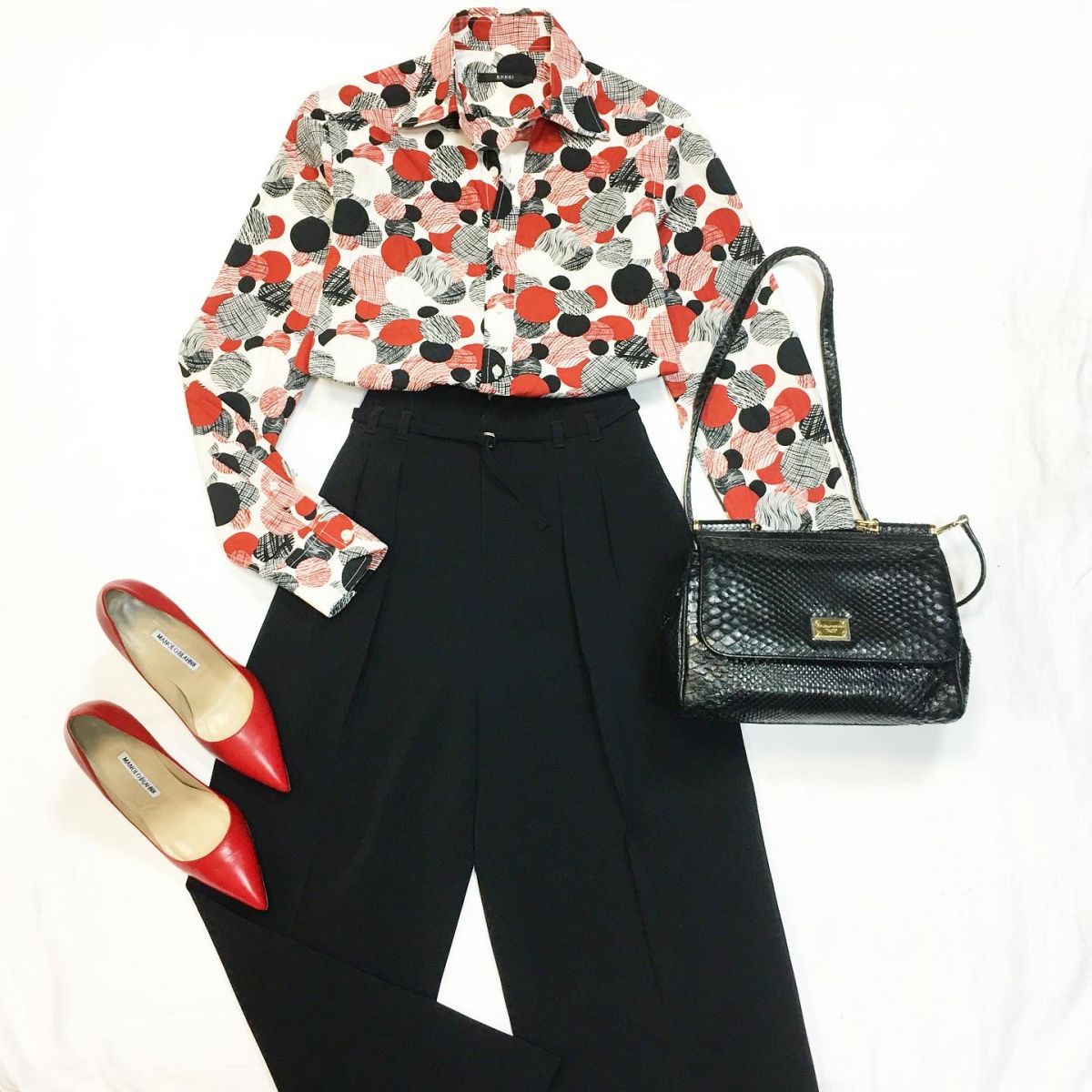 Рубашка Gucci размер 40 цена 2 308 руб Брюки Red Valentino размер 40 цена 4 616 руб Туфли Manolo Blahnik размер 37.5 цена 15 385 руб Сумка Dolce Gabbana 
