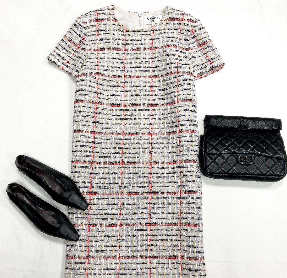 Платье/твид/ Chanel размер 42 цена 69 231 рубБалетки BOTTEGA VENETA размер 37.5 цена 23 078 рубКлатч Chanel