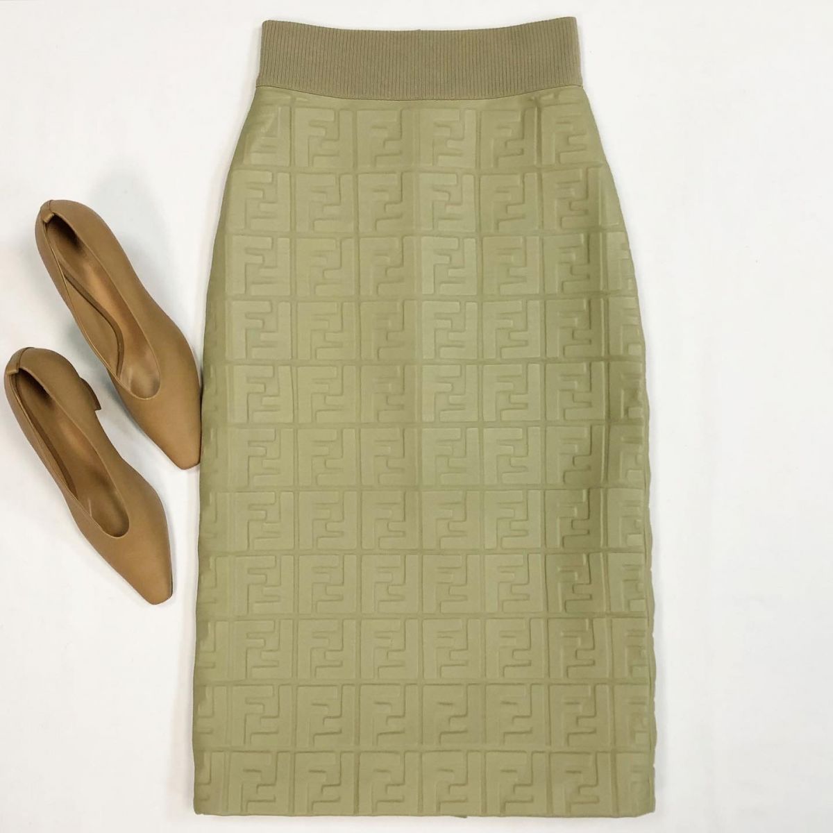 Юбка/кожа/ FENDI  размер 38 цена 38 463 рубТуфли BOTTEGA VENETA  размер 39.5 цена 30 770 руб