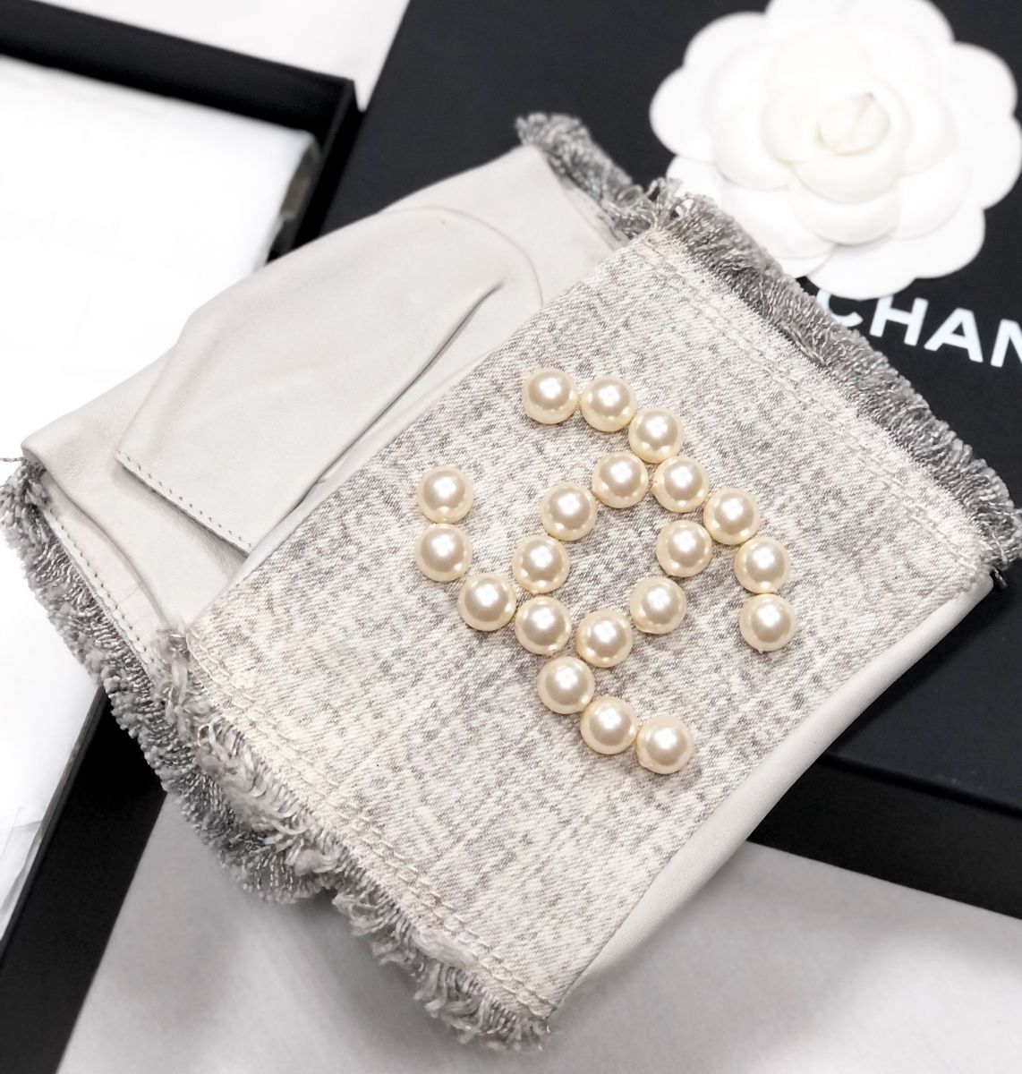 Митенки /жемчуг/ Chanel цена 39 138 руб
