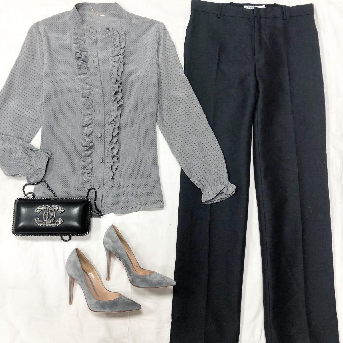 Рубашка SAINT LAURENT размер S цена 9 393 руб 
Брюки CHRISTIAN Dior размер 38/42 цена 7 828 руб 
Туфли ROSSI размер 38.1/2 цена 15 655 руб 
Сумочка Chanel