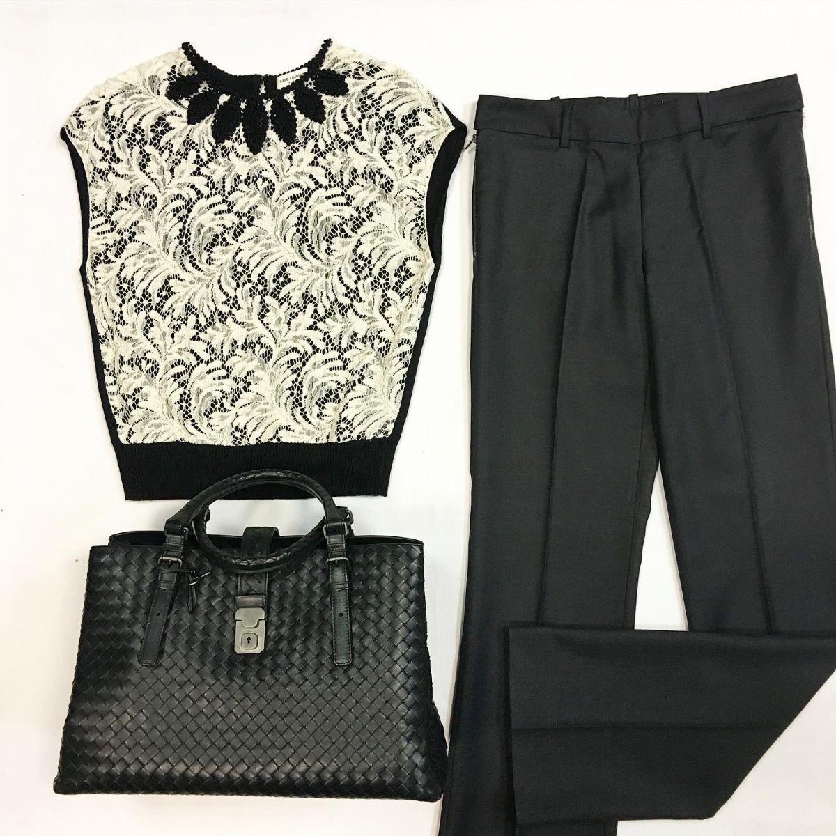 Топ /гипюр Saint Laurent  размер М цена 13 847 руб Брюки Chanel  размер 34 цена 15 385 руб Сумка Bottegaveneta 