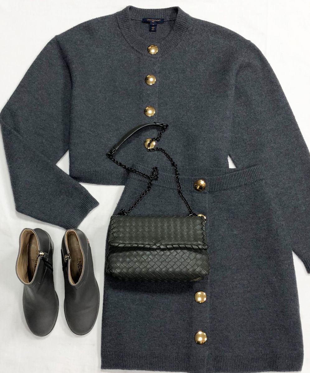 Костюм Louis Vuitton размер M цена 31 310 руб
Ботильоны Chanel размер 37.5 цена 15 655 руб
Сумка BOTTEGA VENETA