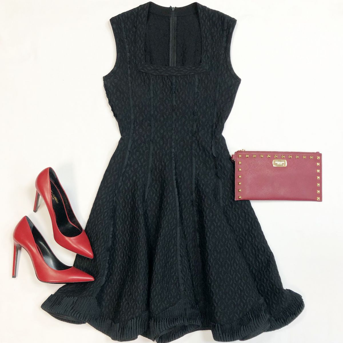 Платье Alaia размер 40 цена 15 385 рубТуфли Saint Laurent размер 40 цена 23 078 рубКлатч Michael Kors