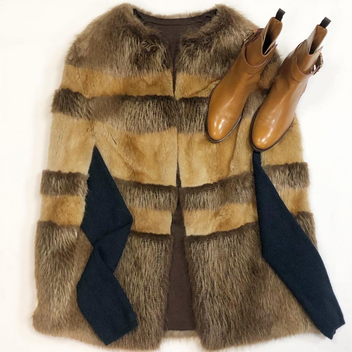 Жилет-Кейп/мех нутрии / Lanvin цена 138 465 рубБотинки Ballantyne размер 36 цена 13 847 рубМитенки Max Mara цена 4 616 руб