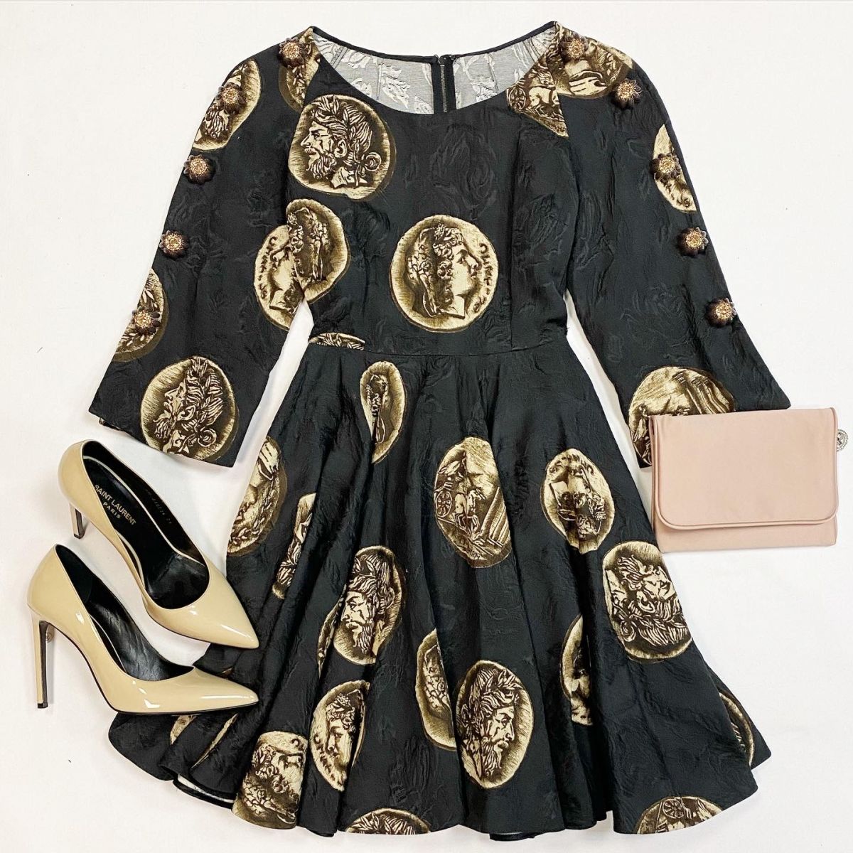 Платье Dolce Gabbana размер 38 цена 23 078 рубТуфли Saint Laurent размер 39 цена 15 385 рубКлатч Alberta Ferretti
