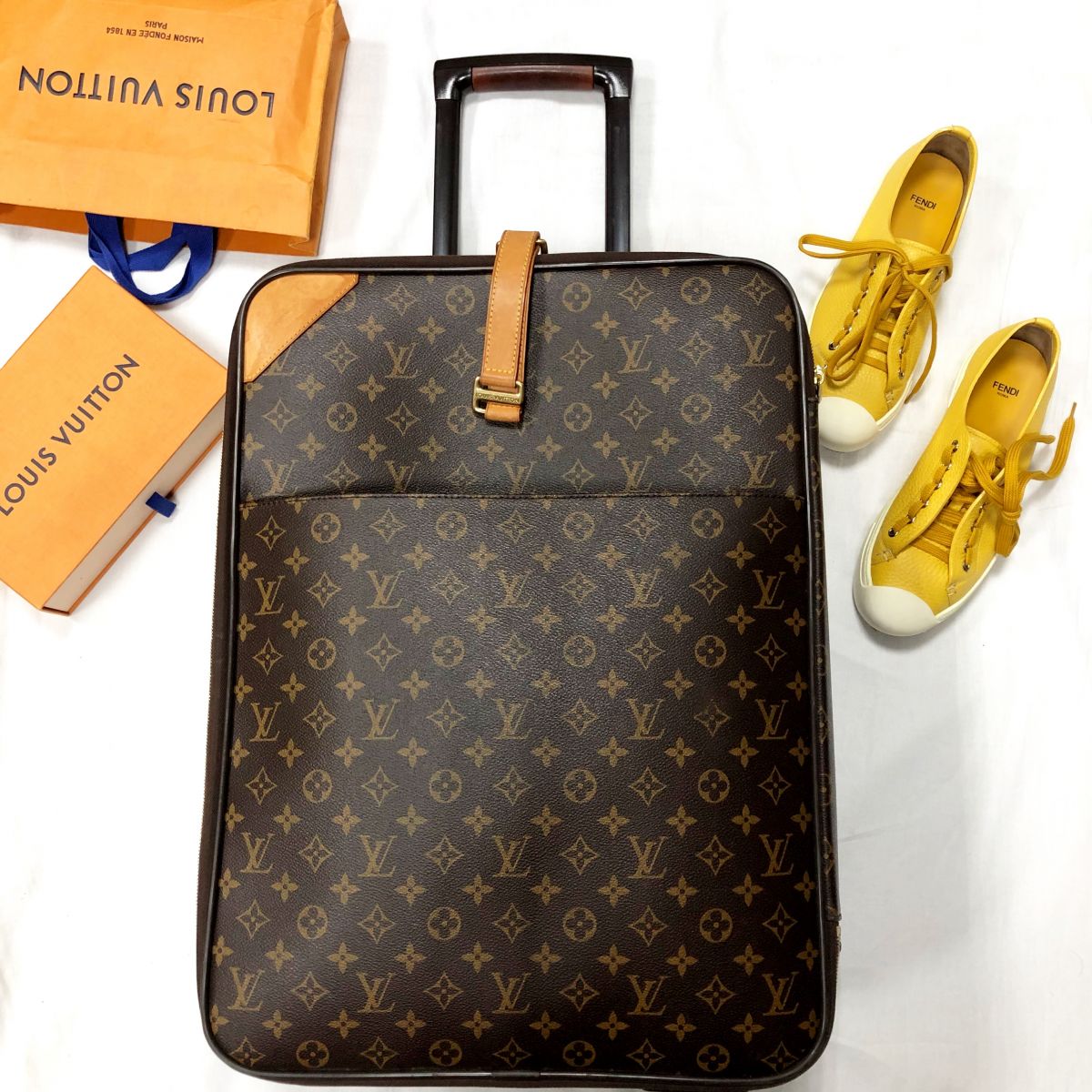 Чемодан LOUIS VUITTON
Цена 70 448 руб