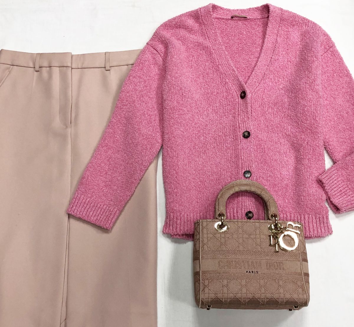 Кардиган 12 Storeez размер 42 цена 10 959 руб
Юбка Stella McCartney размер 40 цена 6 262 руб
Сумка Christian Dior