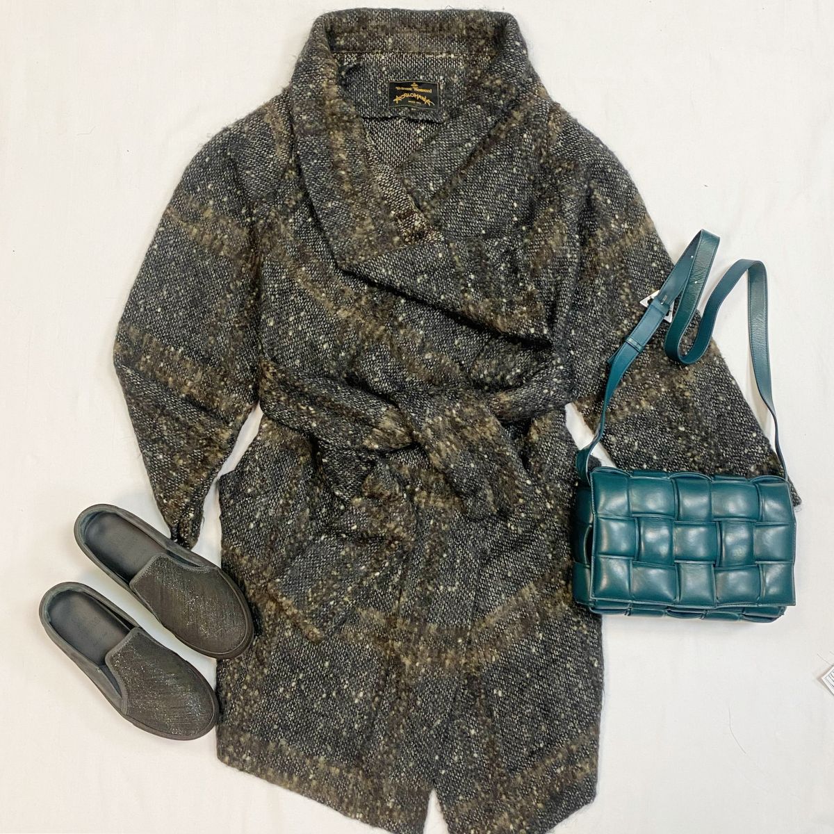 Кардиган Vivien Westwood размер 42 цена 15 385 рубСлипоны Brunello Cucinelli размер 23 078 рубСумка Bottega Veneta