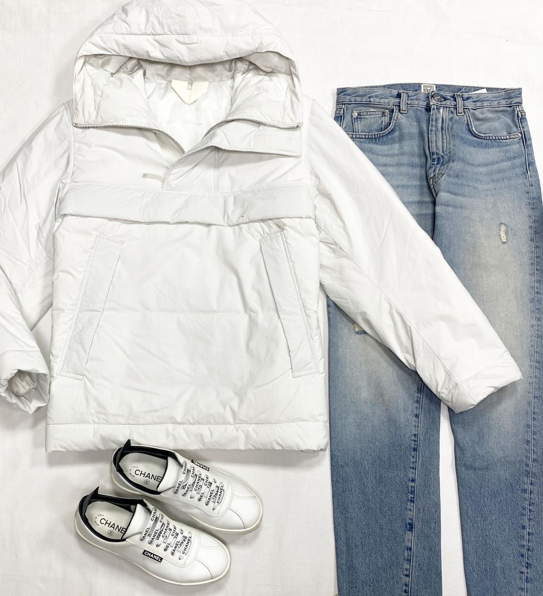 Анорак Arket размер S цена 10 959 руб
Джинсы Totem размер 26 цена 9 393 руб
Кеды Chanel размер 39 цена 78 275 руб