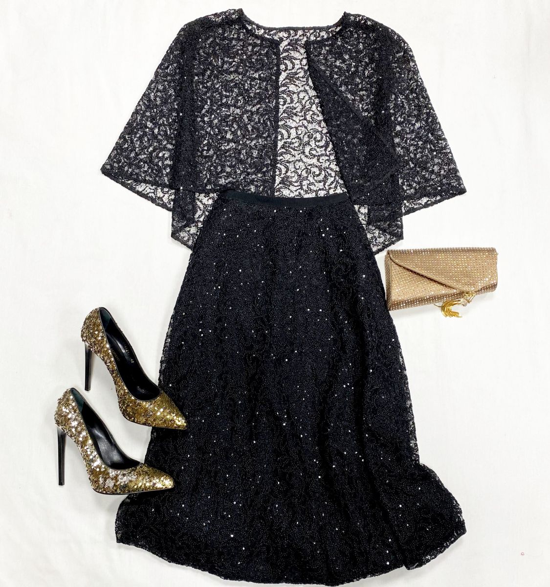 Костюм /вышивка/ пайетки/ размер 42 цена 15 385 руб
Туфли Saint Laurent размер 40 цена 23 078 руб
Клатч Le Silla 
