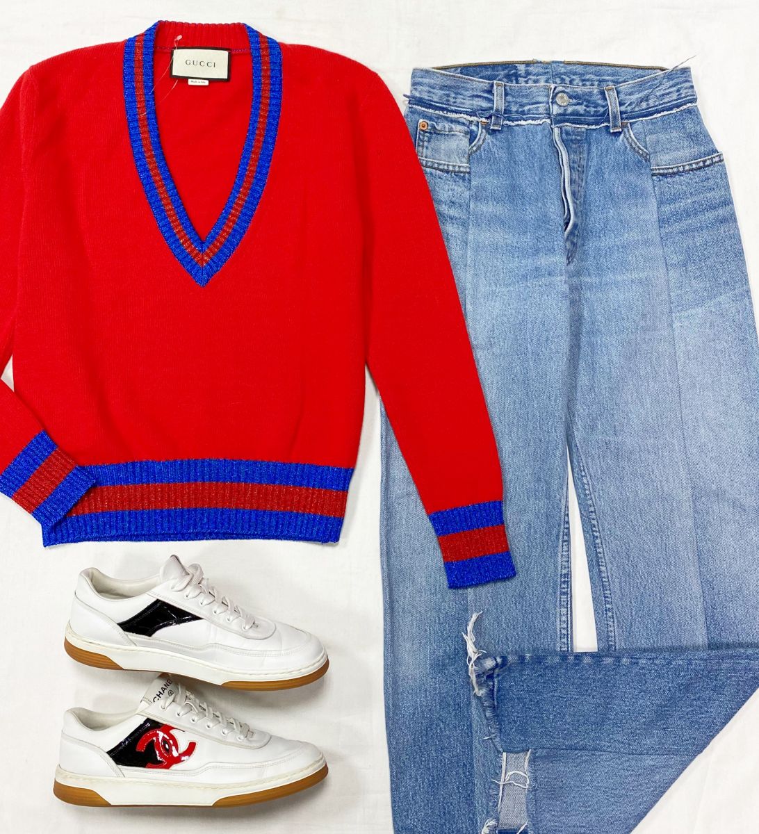 Кофта Gucci размер M цена 23 483 руб 
Джинсы Vetements размер 26 цена 10 959 руб 
Кеды Chanel размер 38 цена 46 965 руб