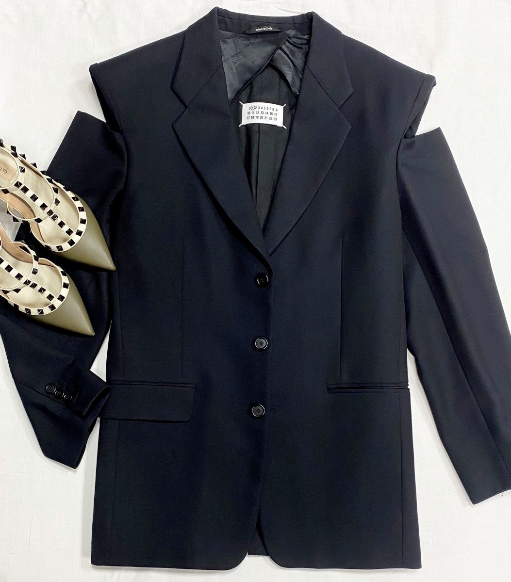 Жакет Maison Martin Margiela размер 42 цена 31 310 руб
Туфли Valentino размер 39 цена 14 090 руб