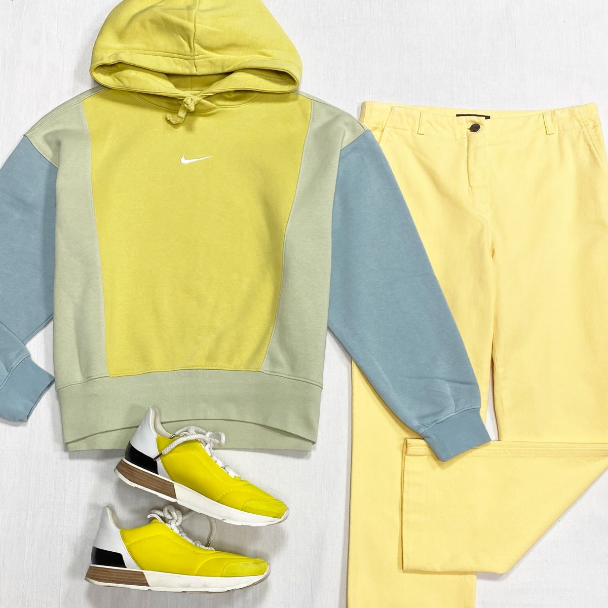 Толстовка Nike размер M цена 2 348 руб
Джинсы Loro Piana размер 42 цена 9 393 руб
Кроссовки Hermes размер 37 цена 31 310 руб