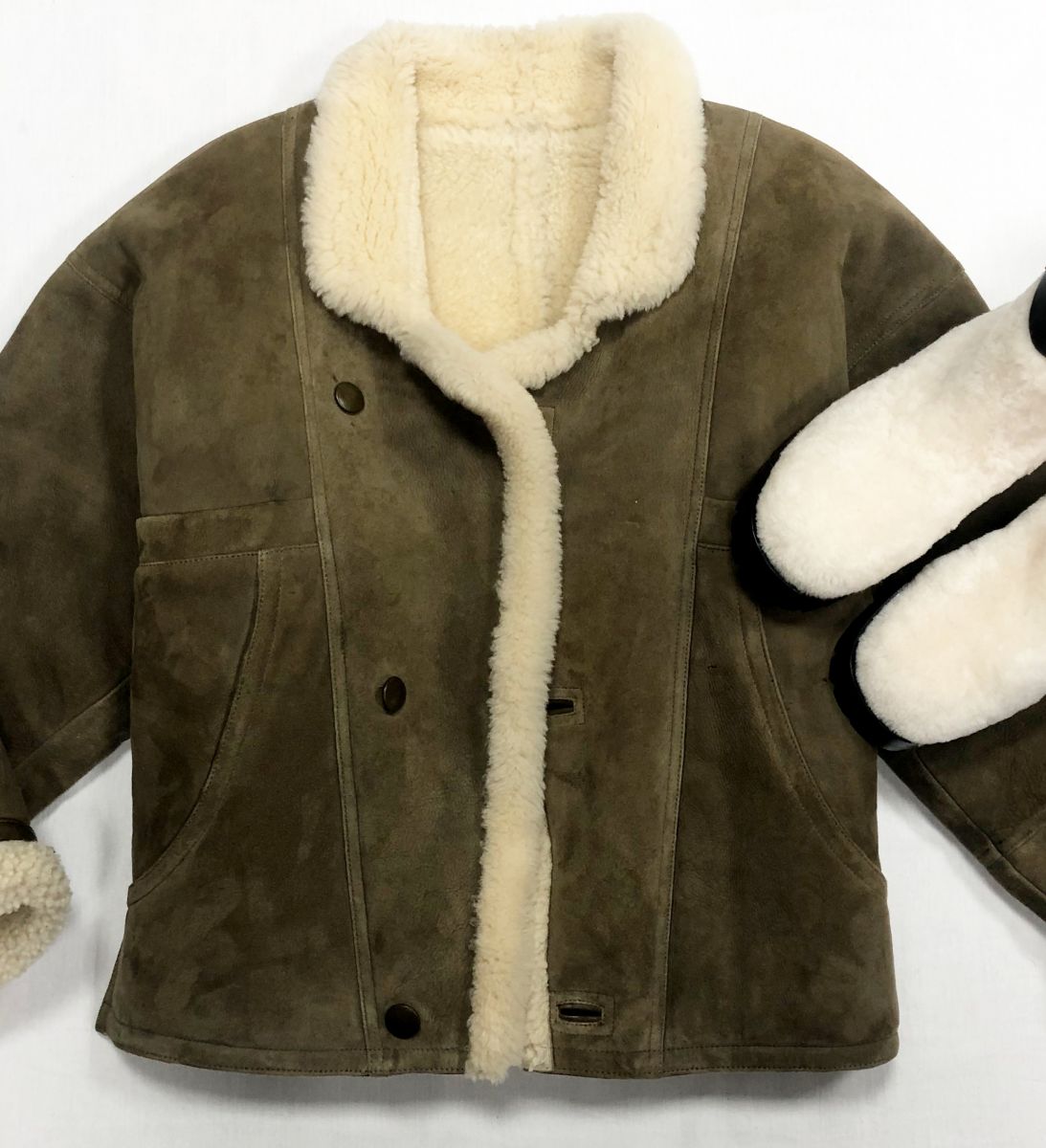 Дублёнка Sandro размер 3 цена 46 965 руб
Ботинки Chanel размер 40 цена 156 550 руб
