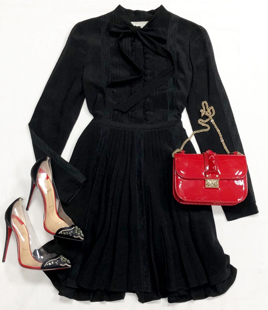 Платье Valentino размер 40 цена 23 483 руб
Туфли LOUBOUTIN размер 40 цена 23 483 руб
Сумка Valentino