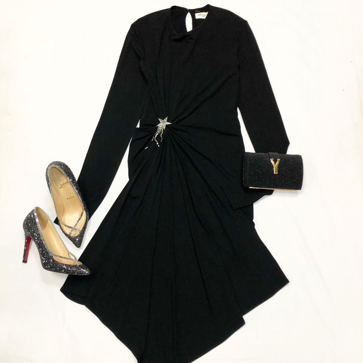 Платье Saint Laurent размер 36 цена 23 078 руб Туфли Louboutin размер 36.5 цена 26 155 руб Клатч YSL